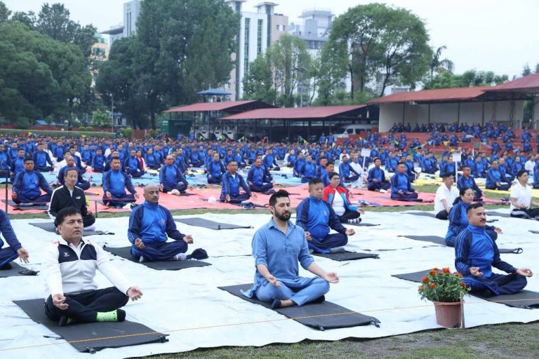 प्रहरी हेडक्वार्टरमा गृहमन्त्रीसहित उच्च प्रहरी अधिकृतले गरे योग अभ्यास (फोटोफिचर)