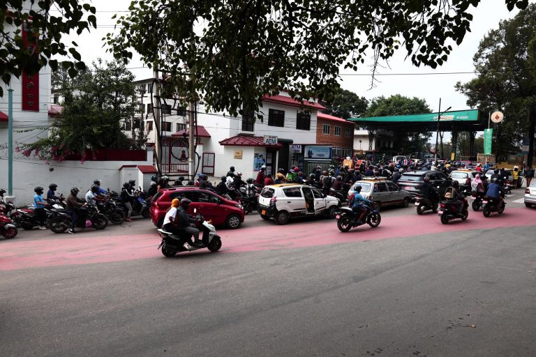 काठमाडौंका अधिकांश पेट्रोल पम्प बन्द, आर्मी, प्रहरी र सशस्त्रको पम्पमा गाडीको ताँती