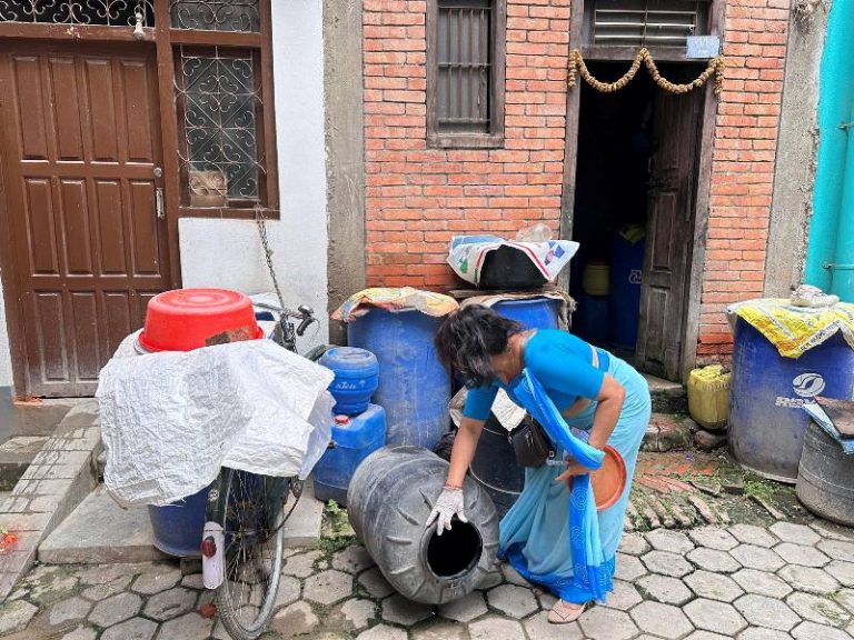 काठमाडौं महानगरले  थाल्यो लामखुट्टेको लार्भा नष्ट गर्ने अभियान,खटायो ६२२ जनाको टोली