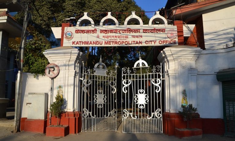 सडकमा फोहोर फ्याँक्ने एक व्यक्तिलाई महानगरले तिरायो जरिवाना