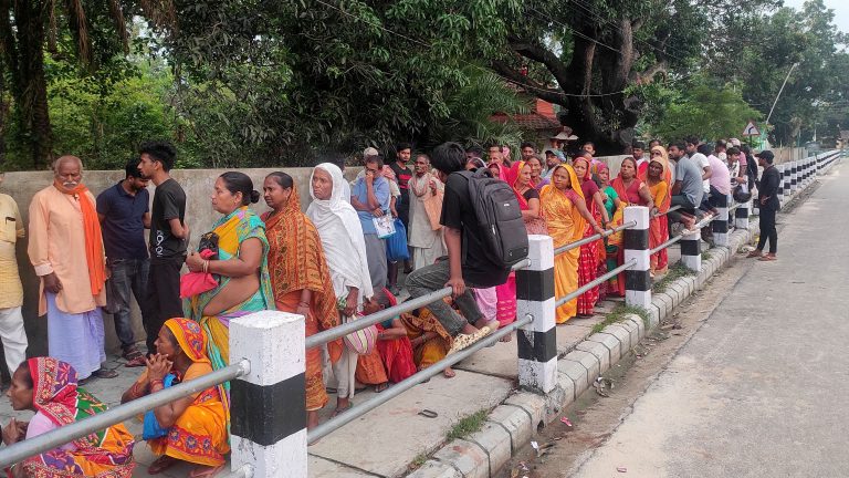 ज्येष्ठ नागरिकलाई राष्ट्रिय परिचयपत्र बनाउन सास्ती, बिहानैदेखि लाइनमा
