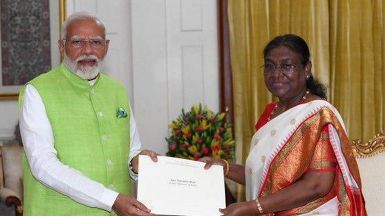 भारतीय प्रधानमन्त्री नरेन्द्र मोदीले दिए राजीनामा