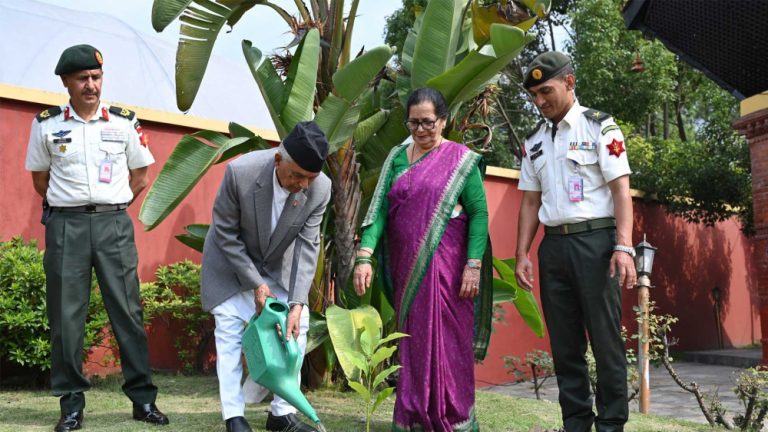 शितल निवास परिसरमा उच्च पदस्थको वृक्षरोपण (फोटोफिचर)