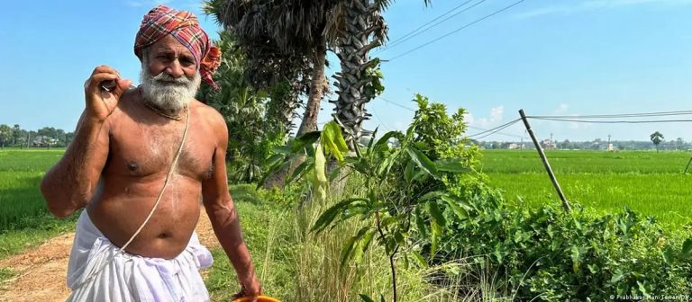घाम, पानी, जाडोको परबाह नगरी  हरेक दिन एउटा बिरुवा रोप्ने ‘रुख बाजे’
