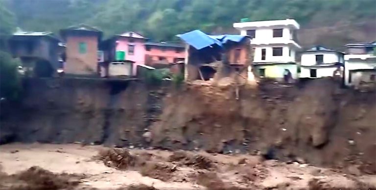 बाढीले घर बगाउँदा तीन बालिकाको मृत्यु ,६ जना घाइते