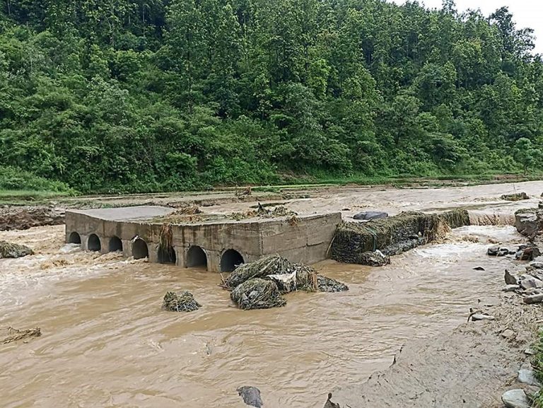 बाढीले क्षति पुर्याएपछि गोरखाको बेनिघाट-आरुघाट सडखण्ड अबरुद्ध
