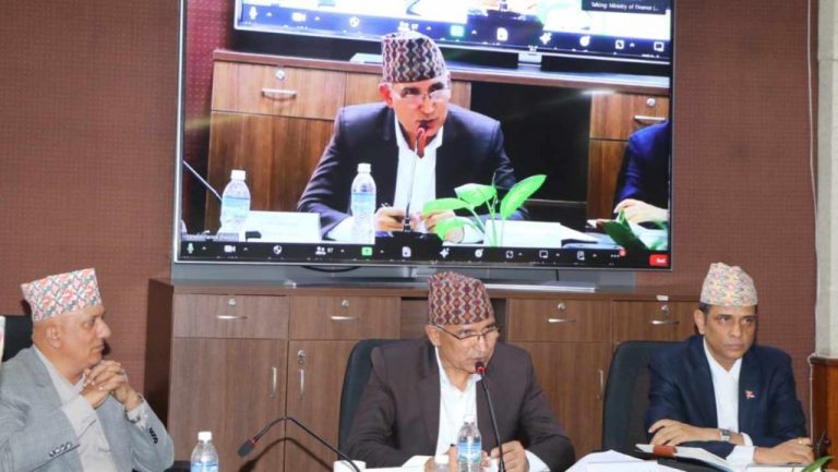 राजस्वको लक्ष्य भेट्ने गरी काम गर्न अर्थमन्त्रीको निर्देशन