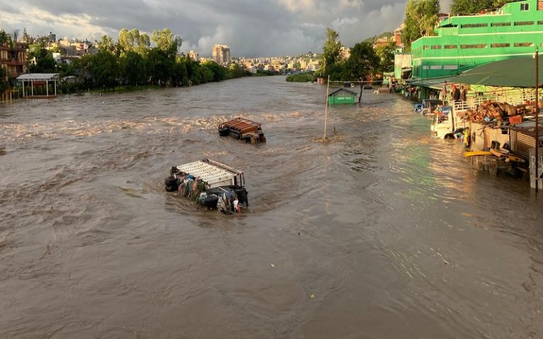 उपत्यकाका नदी किनार जलमग्न