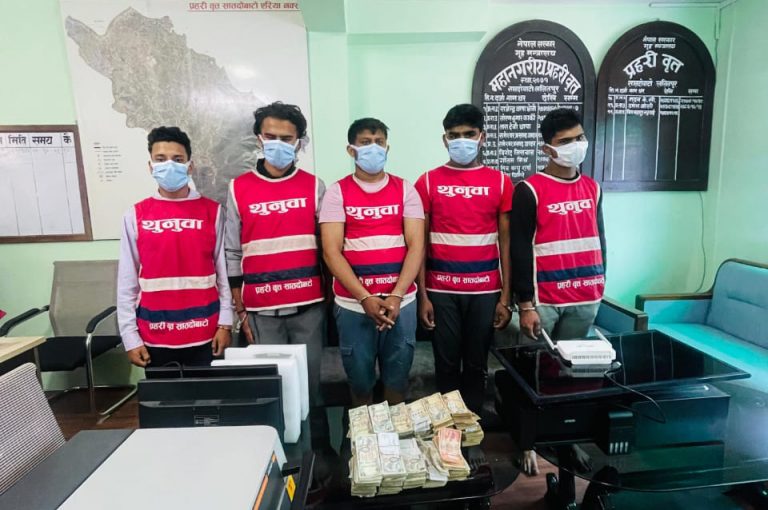 सुन गाल्ने मेसिन र नगद ५० लाखसहित पाँच जना पक्राउ