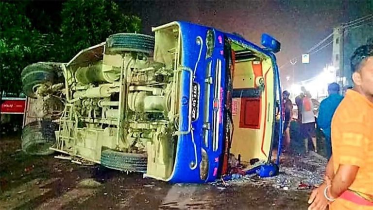 भारतको बिहारमा नेपाली तीर्थयात्री बोकेको बस दुर्घटना, ३० भन्दा बढी घाइते