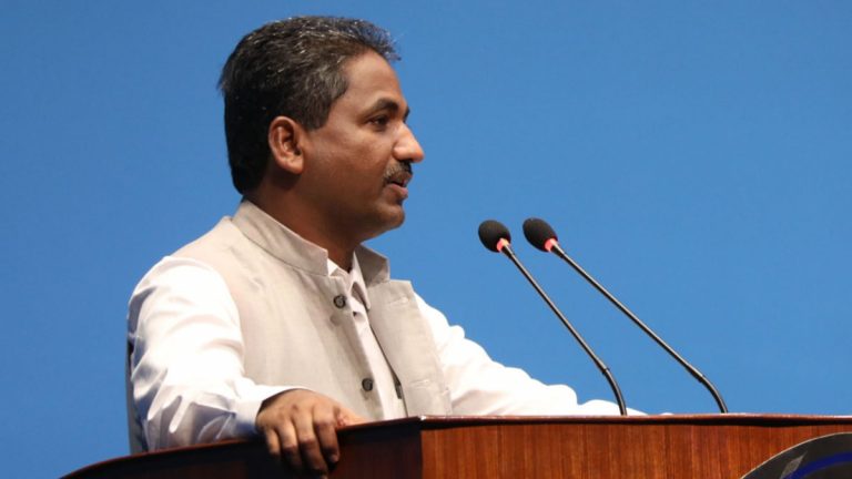 प्रभु साहले च्याते निजामती सेवा विधेयकको प्रतिवेदन