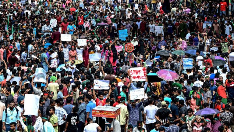 हसिनाको सत्ता ढलेसँगै संयमित हुँदै प्रदर्शनकारी, छुट्न थाले राजनीतिक बन्दी