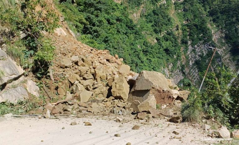 सिद्धबाबामा सुख्खा पहिरो, यातायात ठप्प