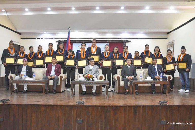 प्रधानमन्त्रीले गरे महिला भलिबल खेलाडीलाई पुरस्कार वितरण, जनही ३ लाख प्रदान
