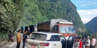 जवाङ खोलामा ट्रक र कार ठोक्कियो, चालक घाइते