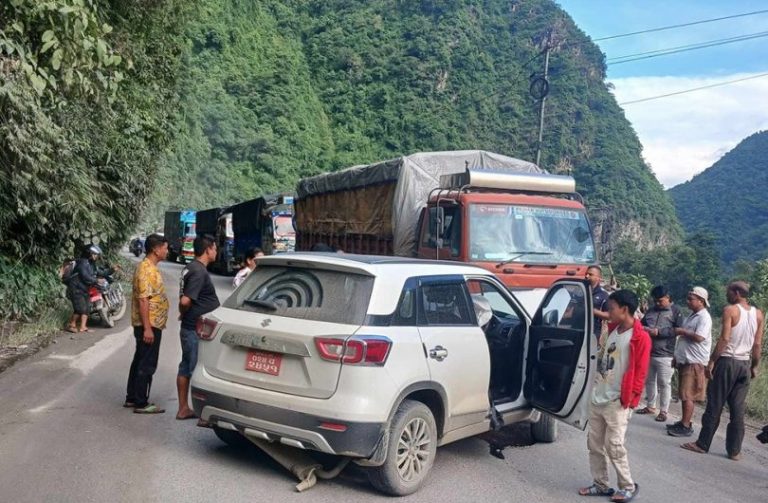 जवाङ खोलामा ट्रक र कार ठोक्कियो, चालक घाइते
