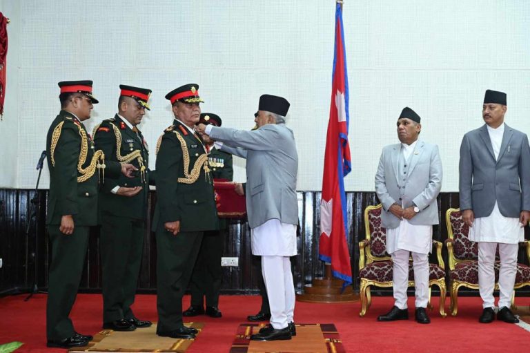 नवनियुक्त प्रधानसेनापति सिग्देलले लगाए दर्ज्यानी चिह्न, राष्ट्रपतिद्धारा प्रदान
