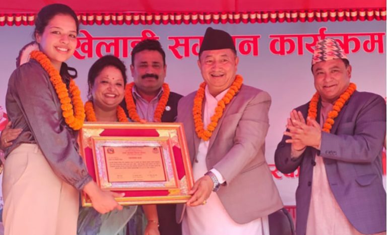 बागमती सरकारद्धारा पलेशालाई १० लाख, एरिकालाई ५लाख नगदसहित सम्मान
