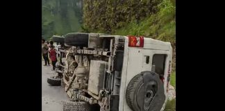 पर्वतमा बिरामी बोकेको एम्बुलेन्स दुर्घटना, ३ जना घाइते