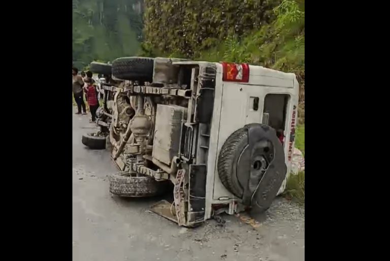 पर्वतमा बिरामी बोकेको एम्बुलेन्स दुर्घटना, ३ जना घाइते