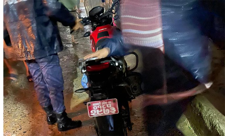 मोटरसाइकल नालीमा खस्दा चालक बेपत्ता
