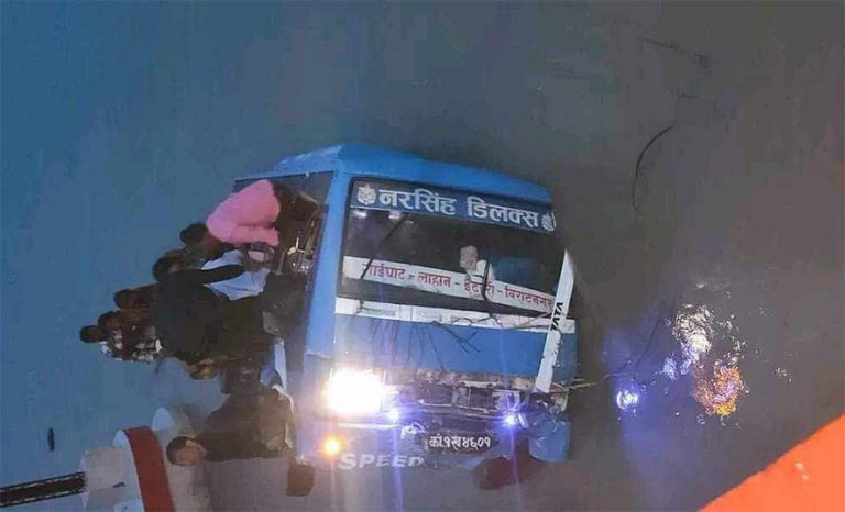 सप्तकोशीमा खसेको बसबाट २० जना यात्रुको उद्दार