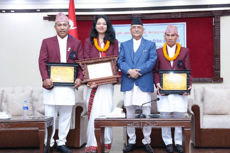 प्रधानमन्त्री ओलीबाट पदक विजेता पलेसालाई पुरस्कार प्रदान