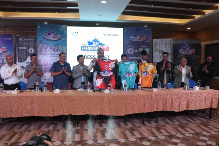 हिमाल पारीको जिल्ला मनाङमा चर्चित खेलाडी र सेलिब्रेटीबीच मैत्रीपूर्ण फुटबल हुँदै