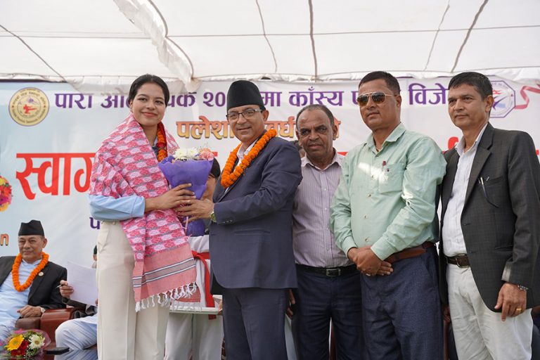 पलेशालाई पोखरा महानगरको सम्मान, २ लाख रुपैयाँ नगद  प्रदान