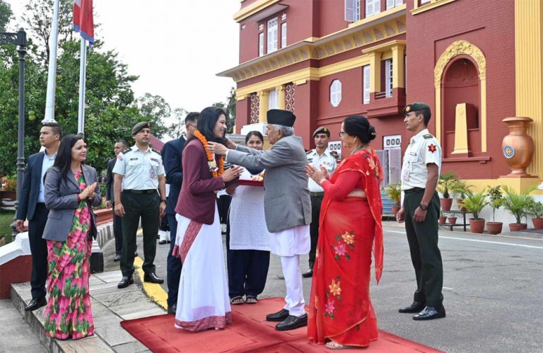 पारा ओलम्पिकमा पदक विजेता पलेशा राष्ट्रपतिबाट सम्मानित, गराइयो नगर परिक्रमा