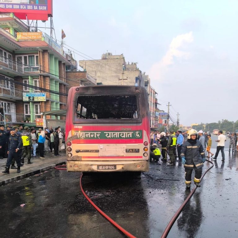 सातदोबाटोमा यात्रुवाहक बसमा आगलागी