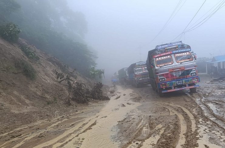 दुम्कीबासमा डाइभर्सन बगाउँदा राजमार्ग अवरुद्ध