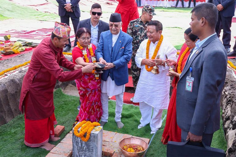 भाटभटेनीका मालिक गुरुङले दान दिएको जग्गामा एमाले मूख्यालय बन्ने, प्रधानमन्त्रीले गरे शिलान्यास