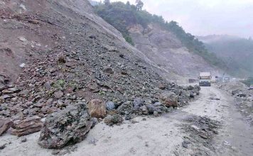 बाढी पहिराले देशभरका विभिन्न नौ सडकखण्ड पूर्ण अवरुद्ध