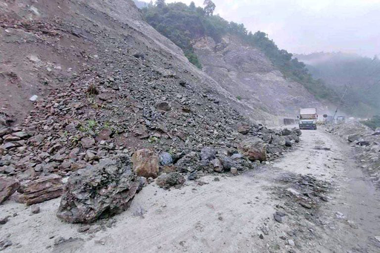 बाढी पहिराले देशभरका विभिन्न नौ सडकखण्ड पूर्ण अवरुद्ध