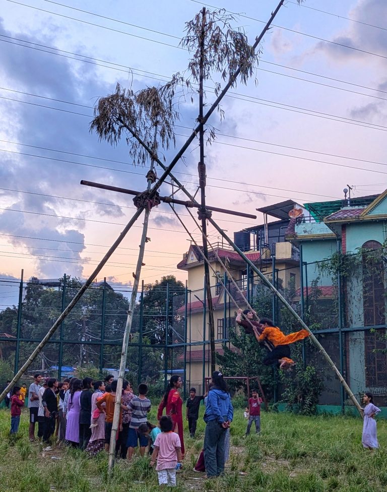 टोलटोलमा शुरु भयो दशैंको रौनक, स्वागतमा लिङ्गे पिङ (फोटोमा)