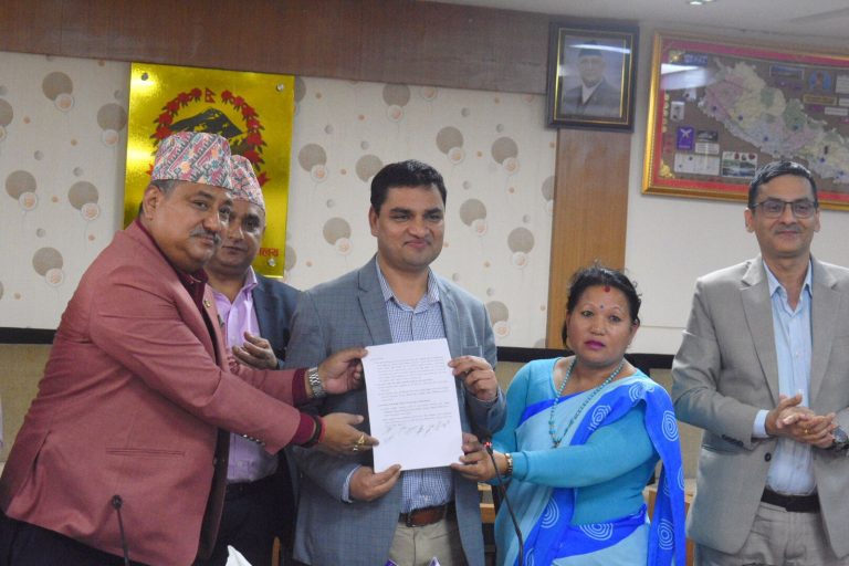 सार्वजनिक यातायातमा महिला स्वास्थ्य स्वयंसेविकालाई अब भाडा नलाग्ने