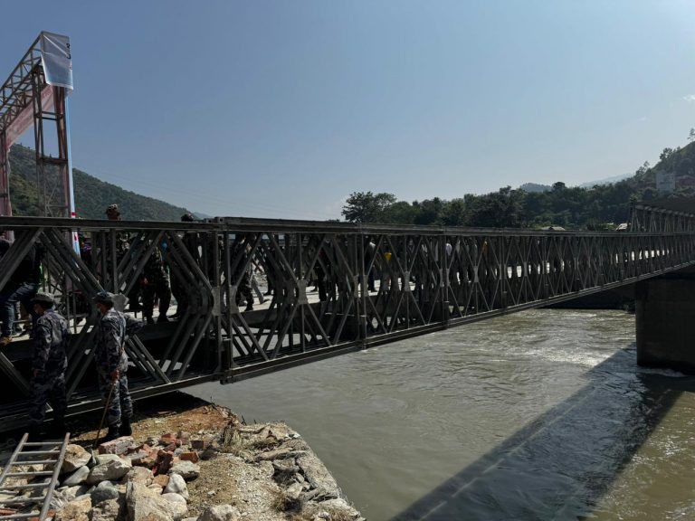 सिन्धुलीको बेलिब्रिज सञ्चालनमा, मन्त्री दाहालद्वारा निर्माणमा जुट्नेहरुलाई सम्मान