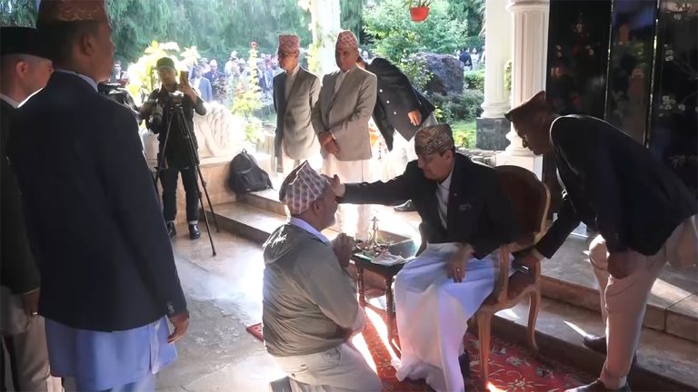 पूर्वराजाको हातबाट टिका लगाउन शितल निवासमा भीड