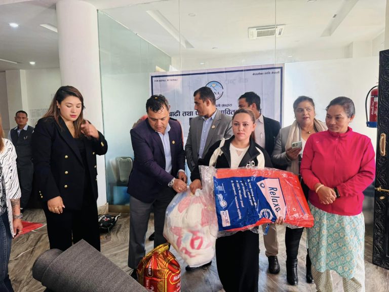 एनआरएनएद्वारा सिन्धुपाल्चोकका बाढी तथा पहिरो प्रभावित २३ परिवारलाई राहत वितरण