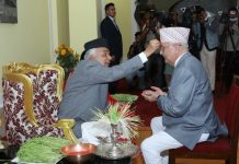 प्रधानमन्त्रीलाई राष्ट्रपतिले लगाइदिए दसैंको टिका