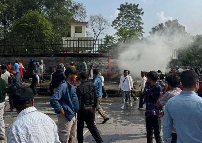 रास्वपाका कार्यकर्तामाथि अश्रुग्यास प्रहार