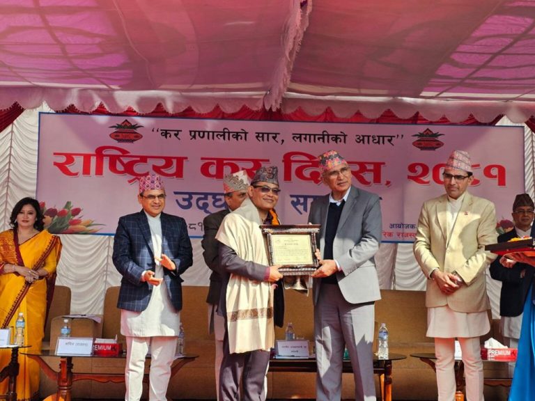 नबिल बैंक आठौं पटक धेरै कर तिर्ने बैंकका रुपमा सम्मानित
