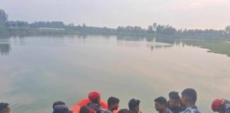 पोखरीमा खसेर डुबेको कारबाट दुई जनाको शव निकालियाे