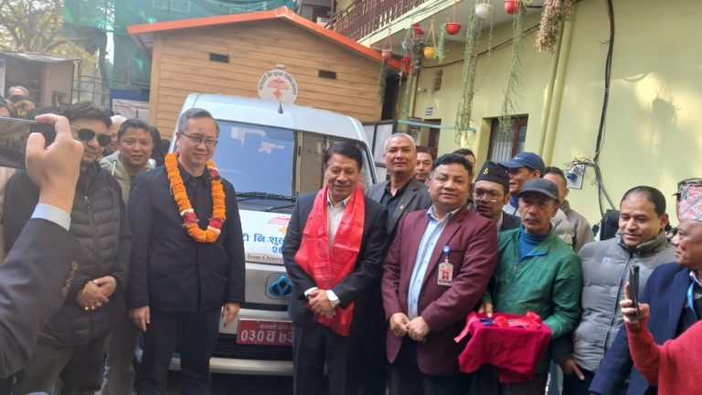 चिनियाँ दूतावासद्वारा ‘क्षत्रपाटी निःशुल्क चिकित्सालय’ लाई सवारी हस्तान्तरण