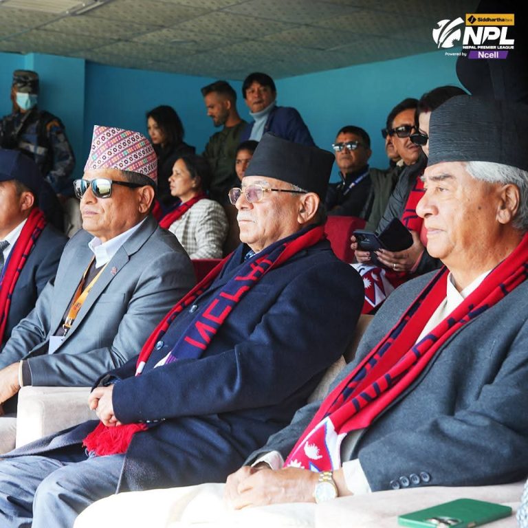 संगै बसेर एनपीएल हेर्दै प्रचण्ड र देउवा