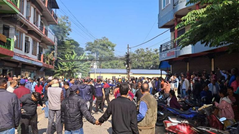 रास्वपाका समर्थक र प्रहरीबीच झडप,अश्रु ग्यास  प्रहार
