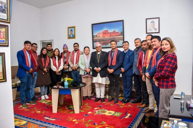 ‘अर्थतन्त्रमा सुधारको संकेत देखिएपनि थप काम गर्न आवश्यक छ’: गर्भनर अधिकारी