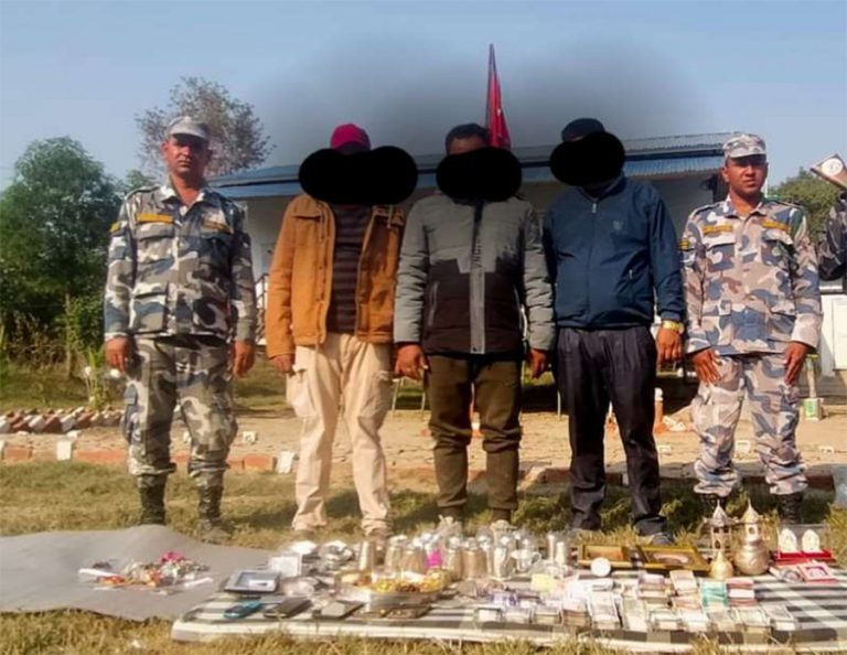 कैलालीमा एक करोडभन्दा बढीको सुन, चाँदी र नगदसहित तीन जना पक्राउ