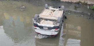 धोबीखोलामा कार खस्याे